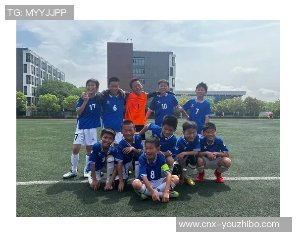 足球比心传递热爱与团结让我们一起为梦想拼搏不懈努力